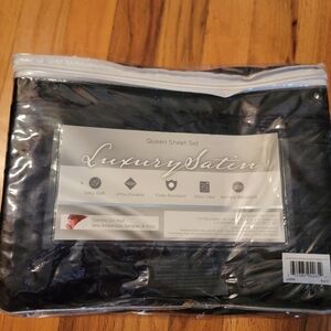 Black Queen Sheet Set